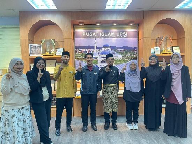 Wakil Pusat Islam bersama barisan Majlis Perwakilan Pelajar UPSI yang hadir dalam sesi kunjungan hormat.