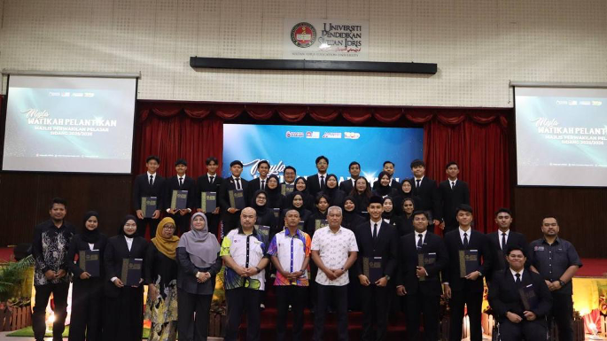 Barisan Majlis Perwakilan Pelajar bersama pengurusan utama UPSI.