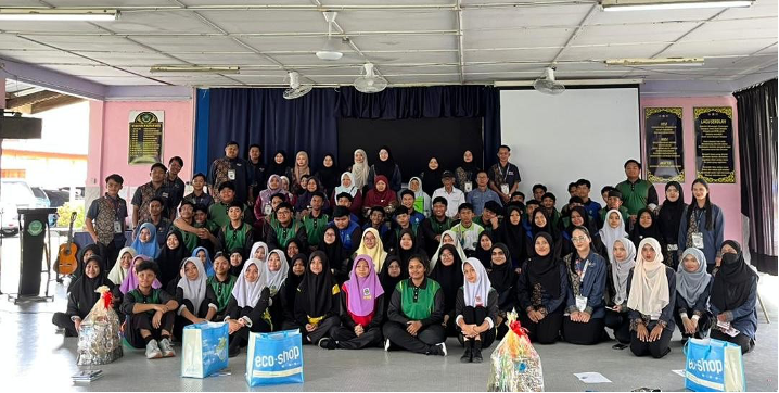 Gambar kenangan bersama pelajar SMK Gedangsa