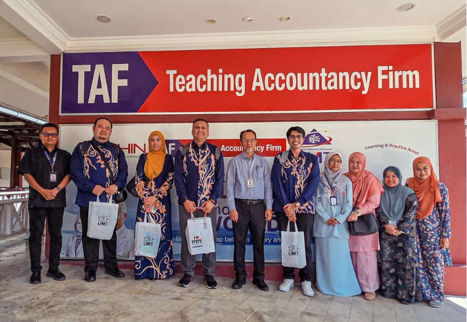 Sesi bergambar Delegasi FPE UPSI dan FBESD UMT