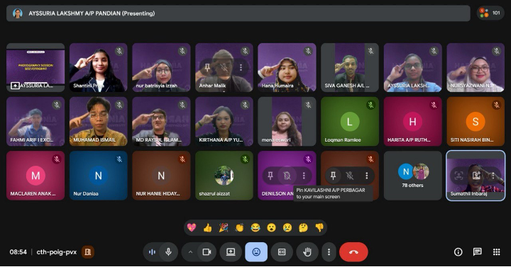 Sesi fotografi bersama-sama penonton program HARMONIA: “The Convergence of Diversity”