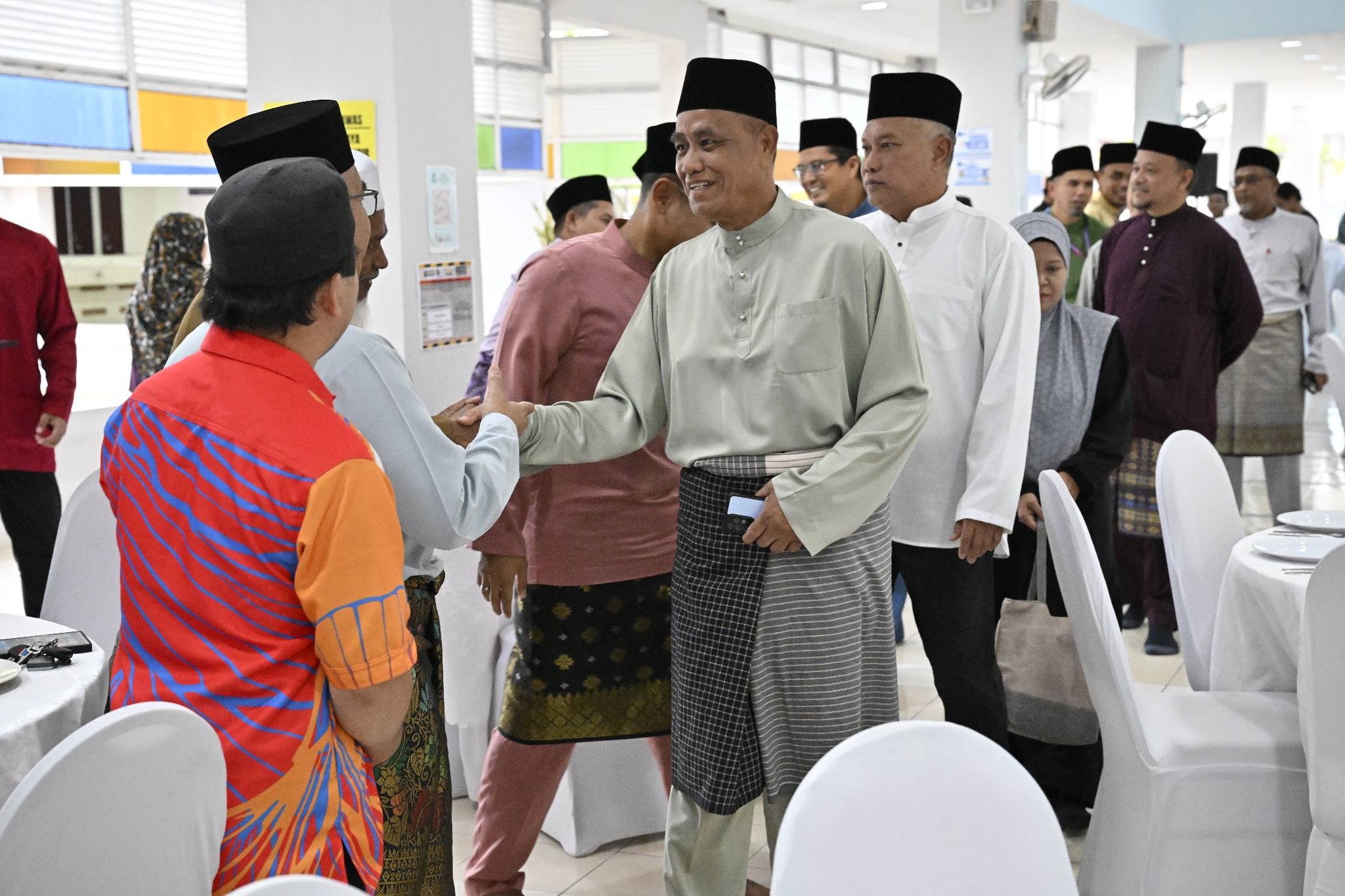 Abdul Puhat (tengah) ketika menyantuni warga UPSI pada Majlis Berbuka Puasa Perdana di Masjid Al-Mursyidin, Kampus Sultan Azlan Shah