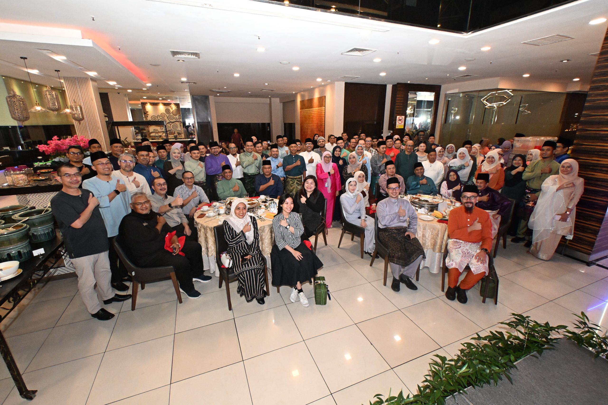 Profesor Datuk Dr Md Amin Md Taff (berbaju biru, duduk), Pengerusi Lembaga Pengarah UPSI, Datuk Seri Abdul Puhat Mat Nayan (berbaju hijau, duduk) bergambar kenangan pada Majlis Iftar Silaturahim UPSI bersama Media dan Rakan Strategik 2026