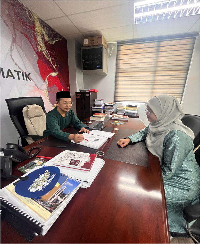 Prof. Dr Mohd Faizal Nizam Lee Abdullah bersama pelajar pascasiswazah beliau membincangkan tentang cadangan penambahbaikan proposal oleh penilai-penilai.