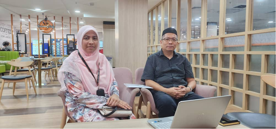 Nurul Huda Kasim, pelajar PhD Pendidikan Biologi, FSM mendapatkan konsultasi dari pakar, Dr Tajul pensyarah di Institut Aminuddin Baki (IAB), Cawangan Genting Highlands berkaitan kesahan instrumen dalam kajian beliau.