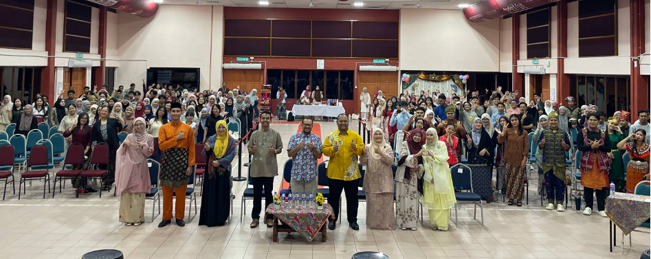 Sesi fotografi bersama tetamu jemputan, jawatankuasa pelaksana dari Persatuan Bahasa Melayu (PERBAYU), peserta serta penonton Program Sayembara Irama Kata.