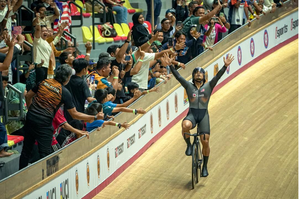 Datuk Azizul Hasni Awang meraikan kejayaan meraih gangsa penutup Piala Dunia Berbasikal Trek UCI 2026