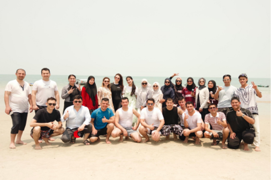 Mahasiswa UPSI bersama Seluruh Peserta Saintis Muda Uzbekistan di Pantai Teluk Kemang Port Dickson