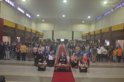 Peserta Hari Bahasa Cina bersama para jemputan dan VIP.