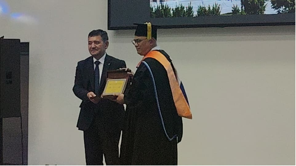 Duta Besar Malaysia Ilham Tuah Illias menerima Anugerah Doktor Kehormat daripada Rektor Ajou University, Tashkent.