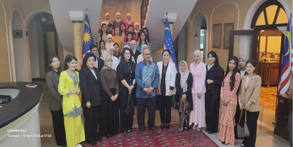 Tuan Ilham Tuan Illias, Duta Besar Malaysia di Uzbekistan bersama Prof Madya Dr. Anida Sardin (tiga dari kanan) dan dihadiri pelajar dan guru -guru bahasa dari Tashkent State University of Oriental Studies (TSUOS) serta Uzbekistan State World Languages University (UsZWLU).