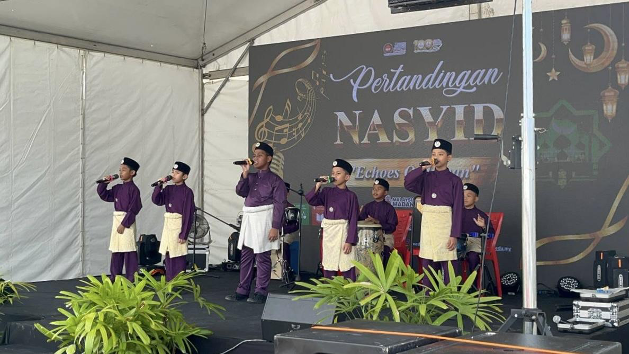 Kumpulan Nawa al-Bariq sedang mempersembahkan nasyid.