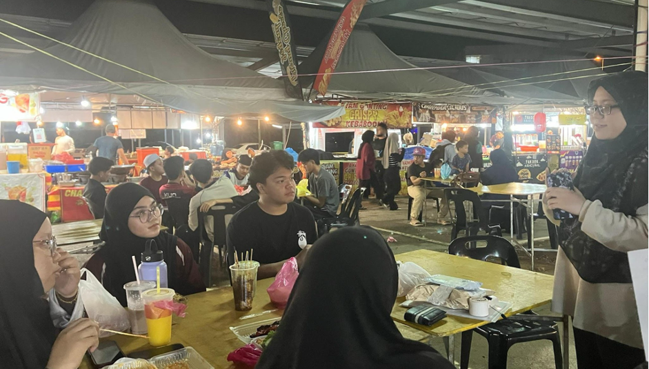 Peserta Street Dakwah KeSUA menyantuni pelajar di pasar malam berhadapan Masjid Al-Mursyidin