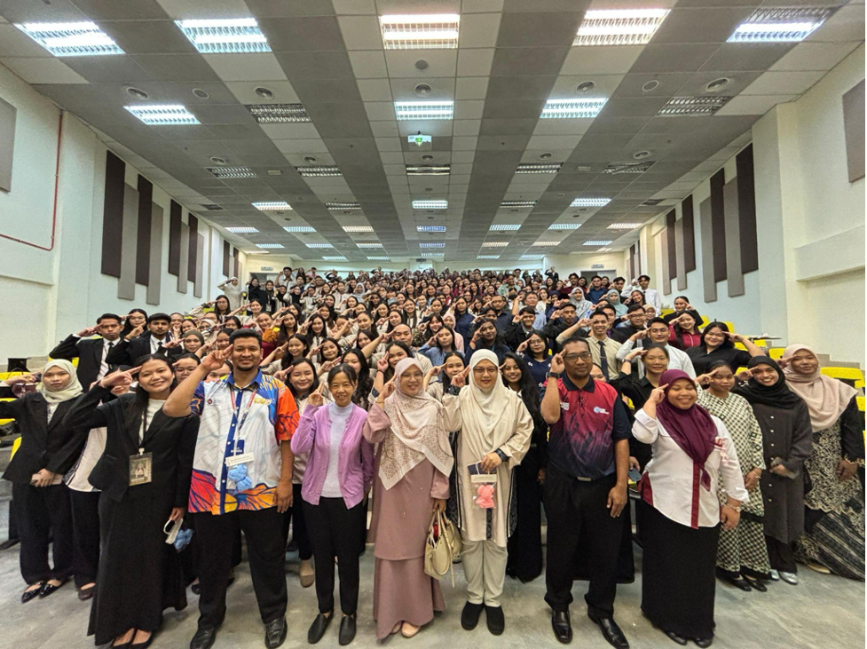 Barisan Pelajar AT41 bersama Barisan Pensyarah Jabatan Moral, Sivik dan Pembangunan Karakter