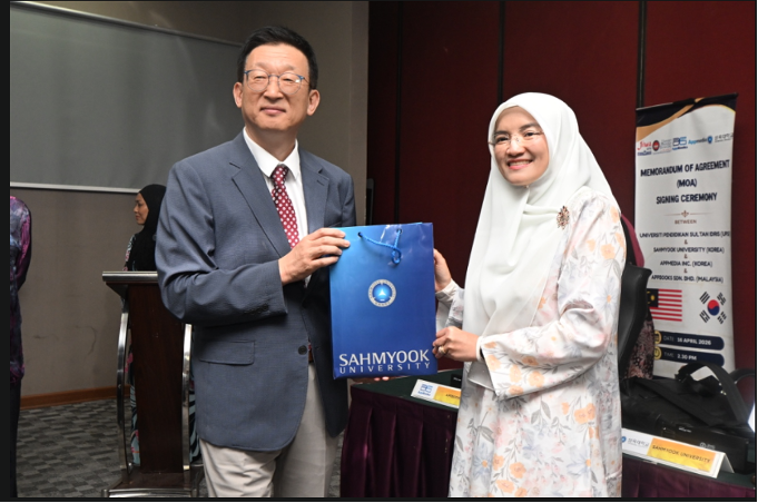 Token exchange between YBhg. Prof. Dr. Suriani, Deputy Vice-Chancellor (Centre for Innovation & Technology), Universiti Pendidikan Sultan Idris (UPSI), and the Vice President of Sahmyook University.