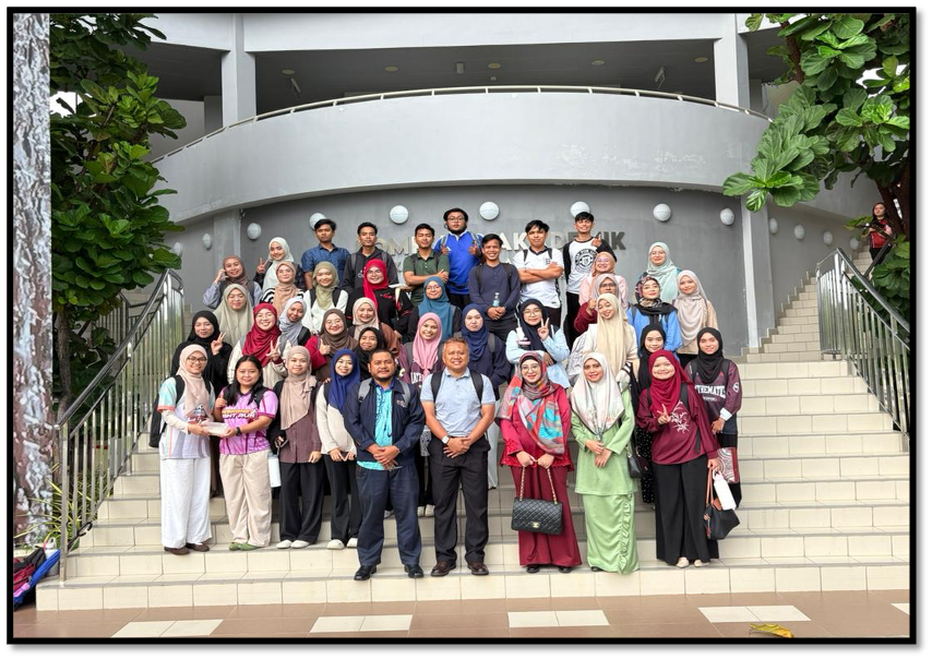 Pensyarah dan peserta Power Data: Bengkel Analisis dan Visualisasi Data menggunakan Microsoft Power BI bergambar bersama penceramah, Encik Muhd Zulkhairi Baharin, serta Encik Ahmad Rafaei Ahmad Suhaimi selaku fasilitator