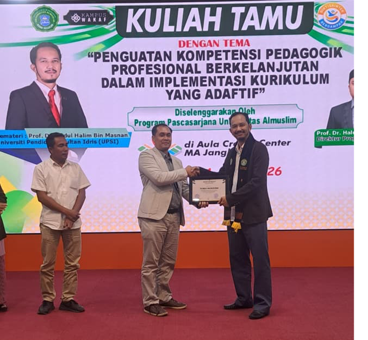 Sesi Penyerahan Watikah Pelantikan Selaku Profesor Adjung oleh Prof. Dr Halus (Direktor Pasca SIswazah)