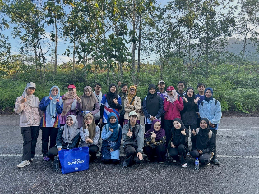 Sesi bergambar bersama peserta sebelum aktiviti pendakian ke Lata Perangin, Proton City