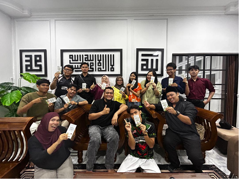 Sesi fotografi pelajar UPSI dan UMBY bersama dengan Pengarah Bahagian Komunikasi Korporat (BKK) Universiti Pendidikan Sultan Idris (UPSI).