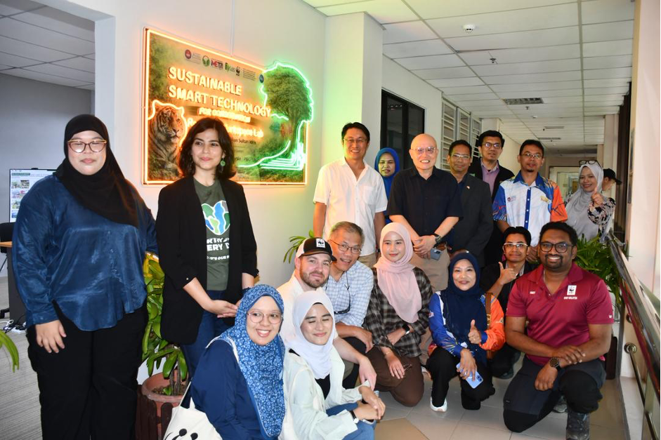 Procter & Gamble (P&G) Amerika Syarikat dan Singapura serta World Wide Fund for Nature (WWF) Amerika Syarikat bergambar pada Majlis Perasmian Sustainable Smart Technology Research Workspace Lab di Makmal Ilmu Bersepadu.