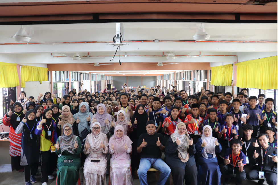 Peserta dari SMK Sik bergambar Bersama Pengetua Cemerlang, Pengarah PUA dan fasilitator dari KeSUA UPSI