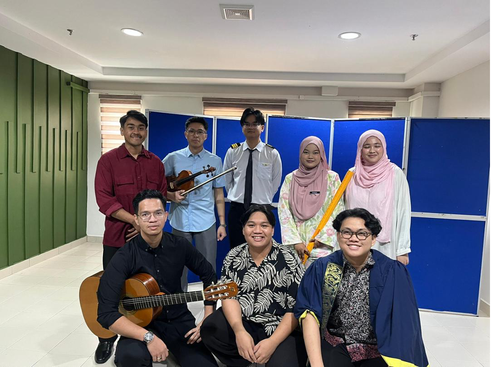 The performance by pupils of Sekolah Rendah Seri Budiman was also supported by students from the Faculty of Music and Performing Arts, UPSI.