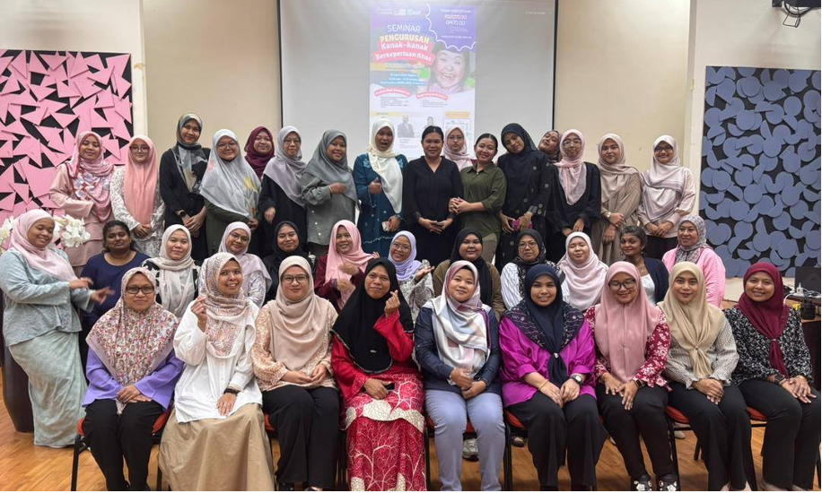 Para peserta bergambar bersama penceramah, Dr. Nor Siti Rokiah Abdul Razak