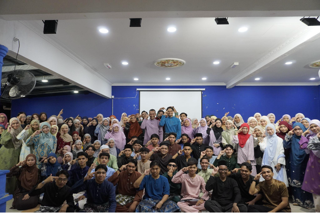 Kenangan manis pelajar bersama pensyarah dan kakitangan dalam Program Syawal Disulam Kasih 2026.