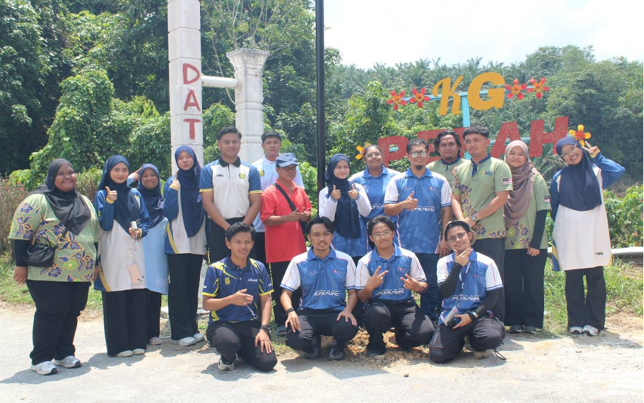 Sesi fotografi kenang-kenangan sebagai tanda simbolik kejayaan kolaborasi antara institusi pendidikan dan sektor industri
