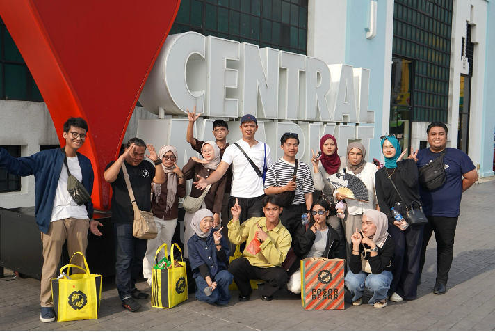 Sesi fotografi mahasiswa UPSI bersama delegasi UMBY di hadapan Pasar Seni
