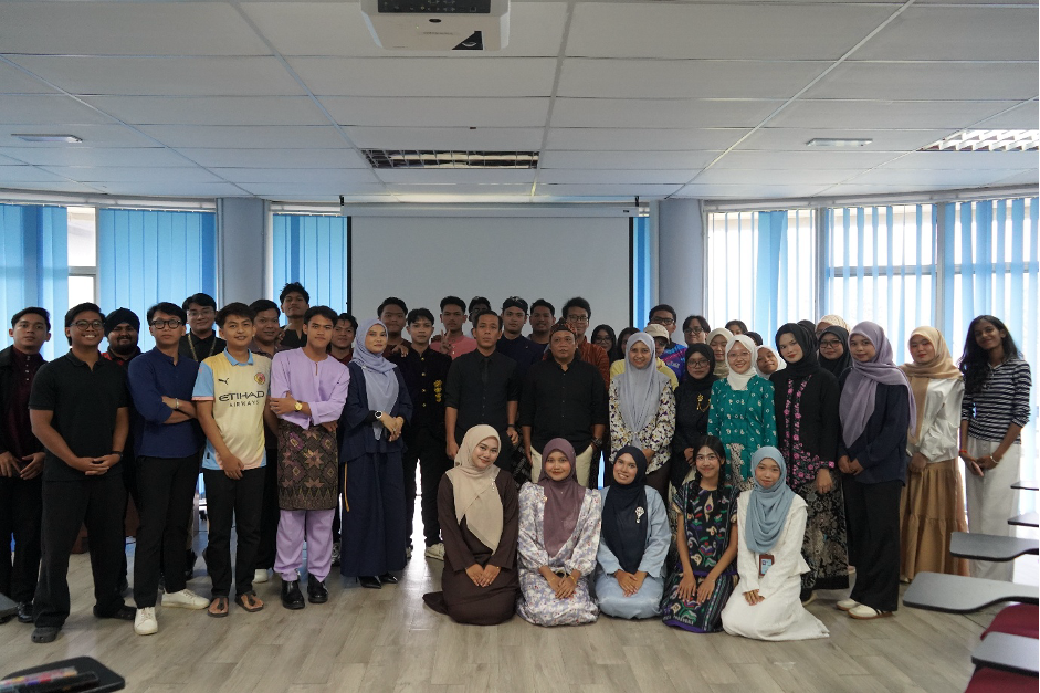 Sesi bergambar bersama pelajar dan pensyarah UPSI serta UMBY selepas tamat kuliah tamu.