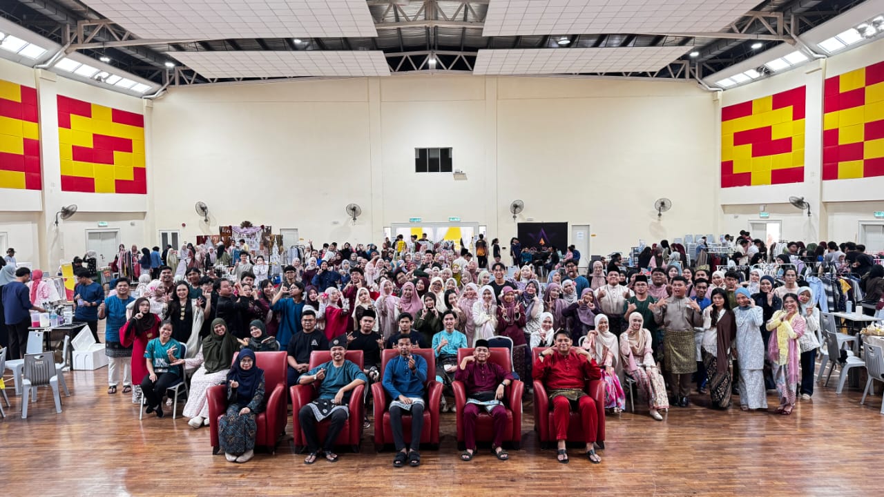 Gambar bersama peserta dan AJK Pasar Gadis
