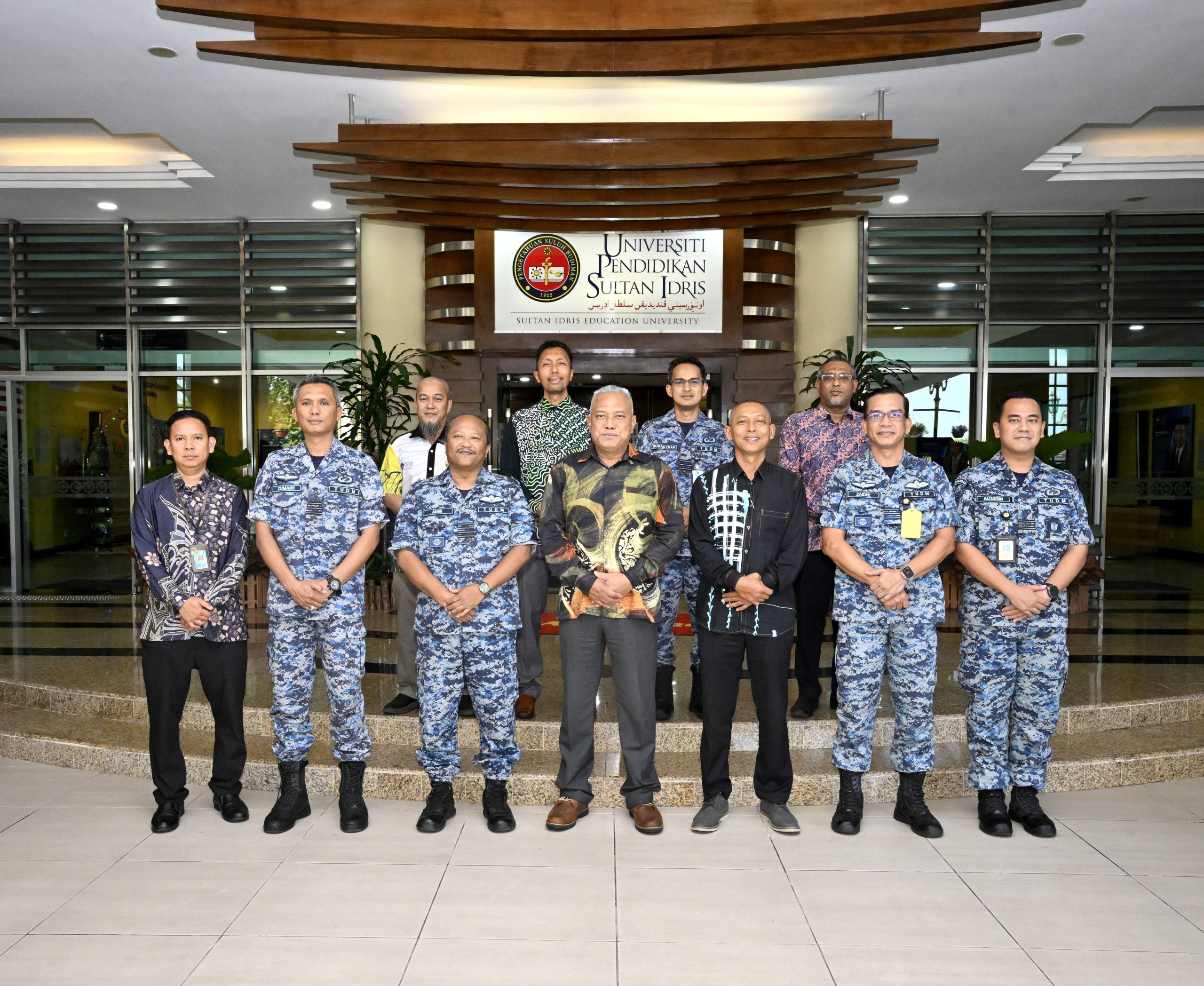 Dr. Md Amin (tengah) dan Kolonel Nurul Amir (tiga dari kiri) bergambar bersama barisan pengurusan UPSI dan delegasi Akademi