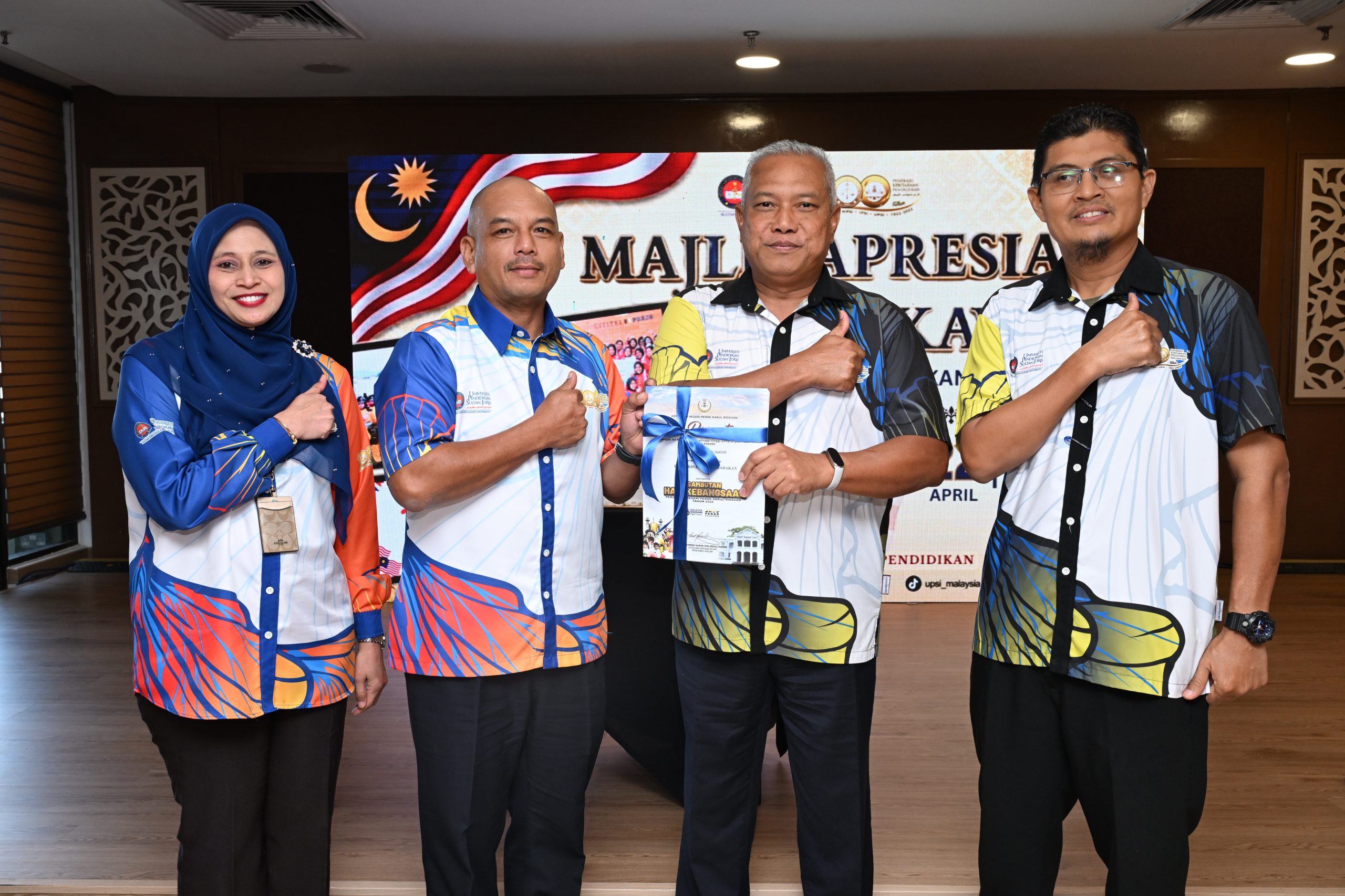 Dr Md Amin (dua dari kanan) bersama Helmi Zaifura (kanan) ketika menyerahkan sijil penghargaan kepada Ketua Kontinjen Kawad UPSI, Norazizi Jaafar (tiga dari kanan) pada Majlis Apresiasi Wira Kawad di Bangunan E-Learning, Kampus Sultan Abdul Jalil Shah.