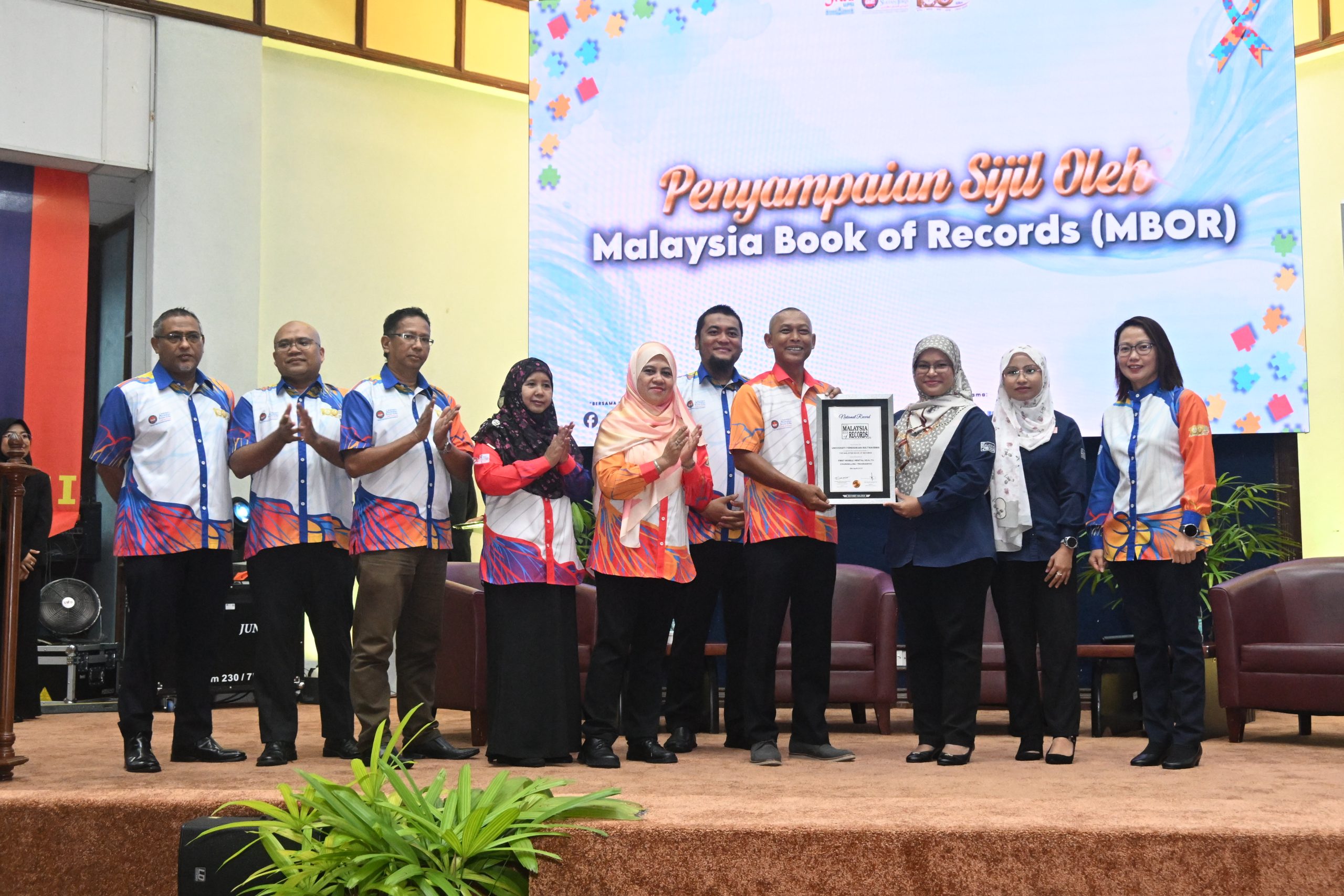 Dr Norkhalid ketika menerima sijil pengiktirafan MBOR pada Majlis Perasmian First Mobile Mental Health Counseling dan Sambutan Bulan Kesedaran Autisme di Auditorium Utama, Kampus Sultan Abdul Jalil Shah UPSI.