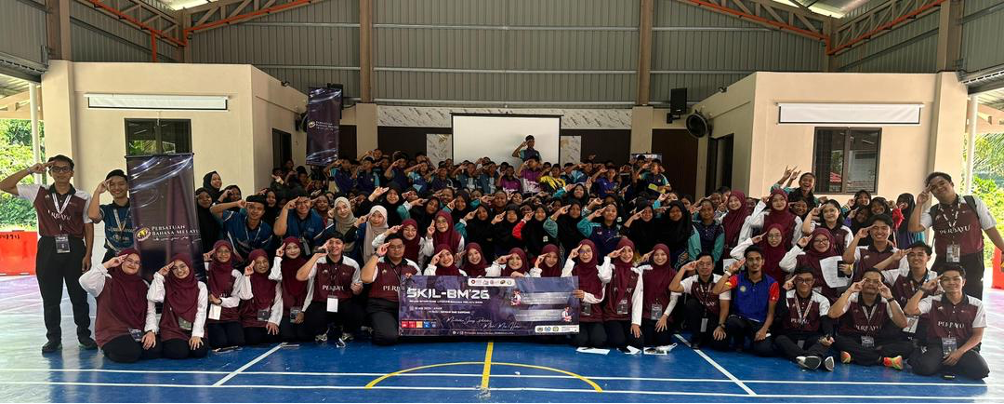 Sesi penggambaran bersama pelajar Sekolah Menengah Kebangsaan Bawong, Sungai Siput, Perak