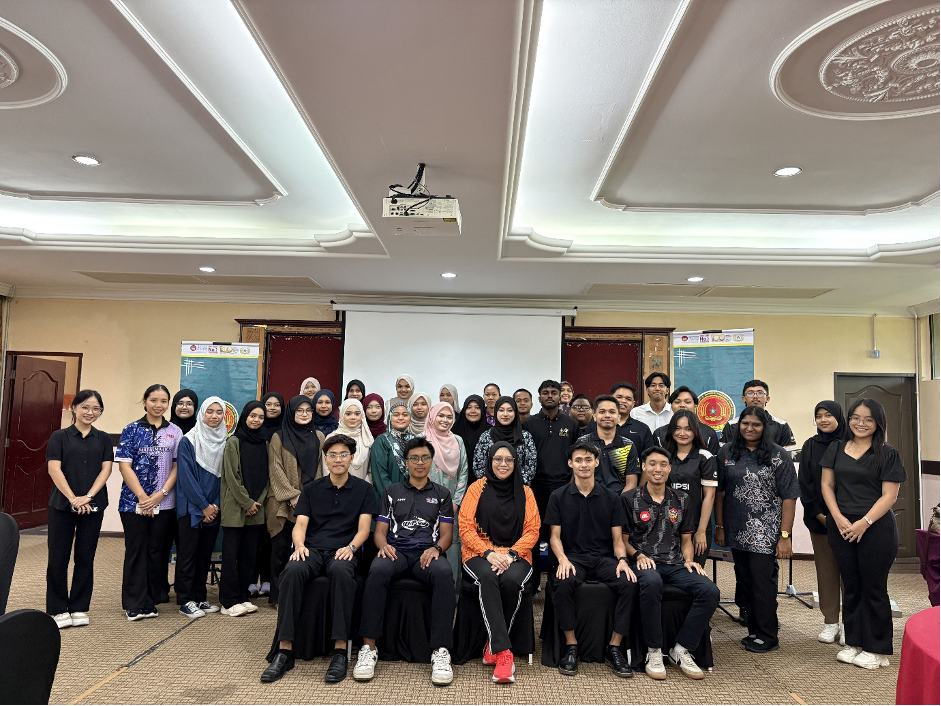 Penceramah program Pn. Nurin Binti Jaaffar bergambar bersama Peserta Xplore Talent dan barisan AJK program.
