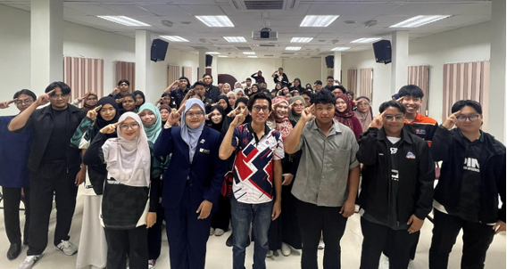 Dr. Mohd Fauzi bin Harun (ditengah) dalam sesi gambar kenang-kenangan bersama wakil MPP Fakulti serta Persatuan Pelajar dibawah FSKIK