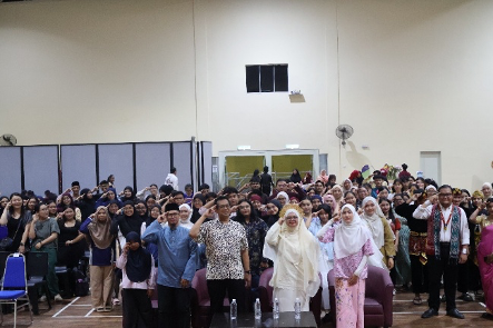 Sesi fotografi bersama-sama pengunjung program