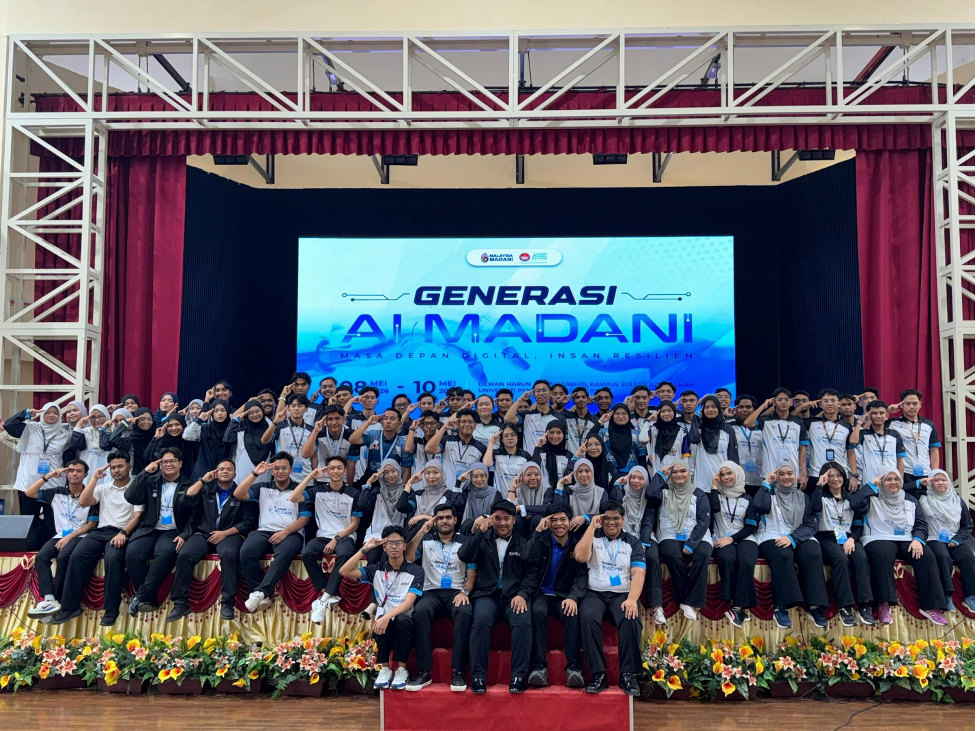 Barisan peserta Program Generasi AI MADANI dari 10 universiti awam bergambar bersama-sama Dewan Harun Aminurrashid, Kampus Sultan Azlan Shah, UPSI