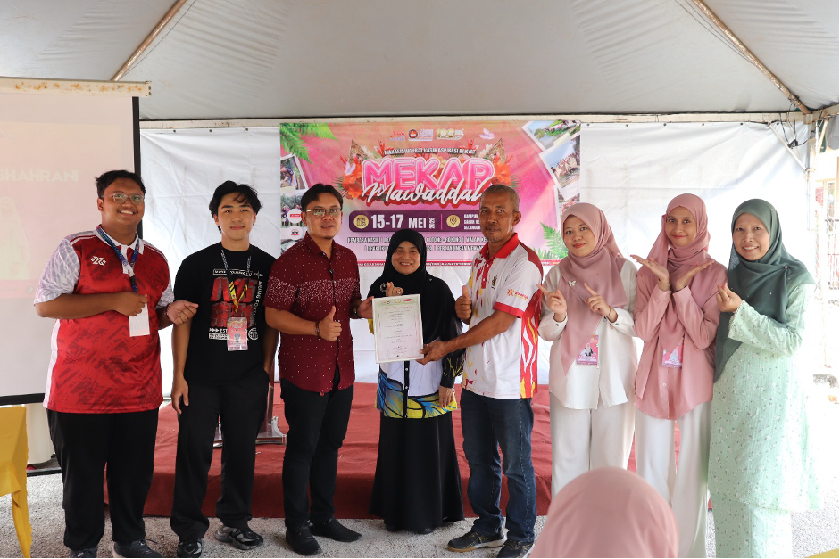 Majlis Perasmian dan Penyerahan anak angkat oleh Yang Berusaha Encik Mohd Hairi bin Jelani, Penghulu Mukim Sabak bersama Dr Sakinah Salleh, Pengarah Pusat Ulul Albab