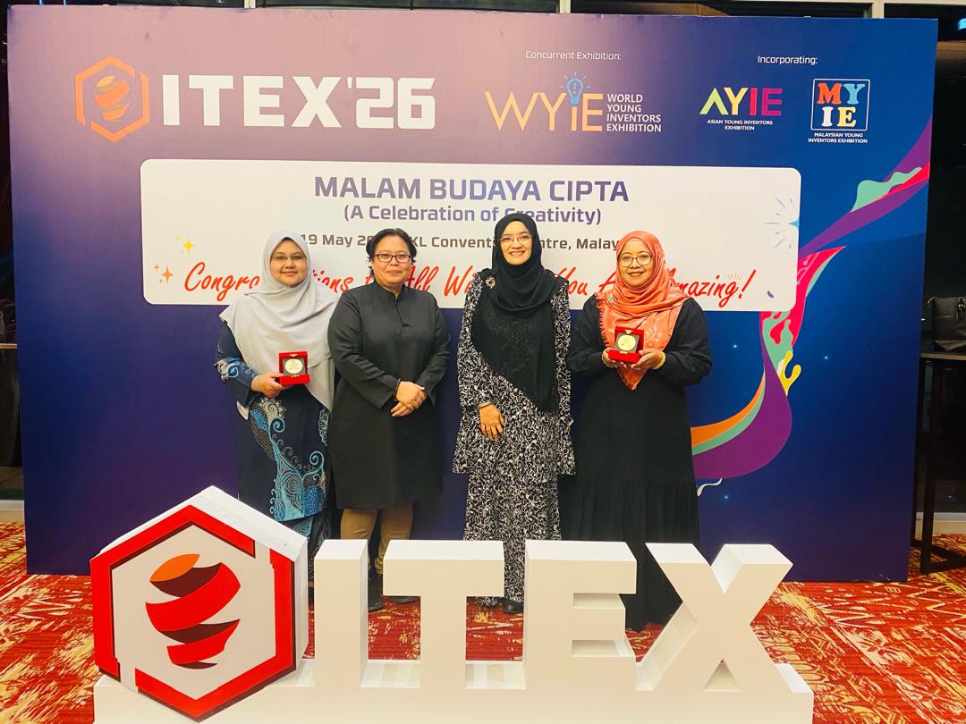 Penerima Anugerah Emas ITEX 2026 bersama Timbalan Naib Canselor Penyelidikan dan Inovasi, UPSI.