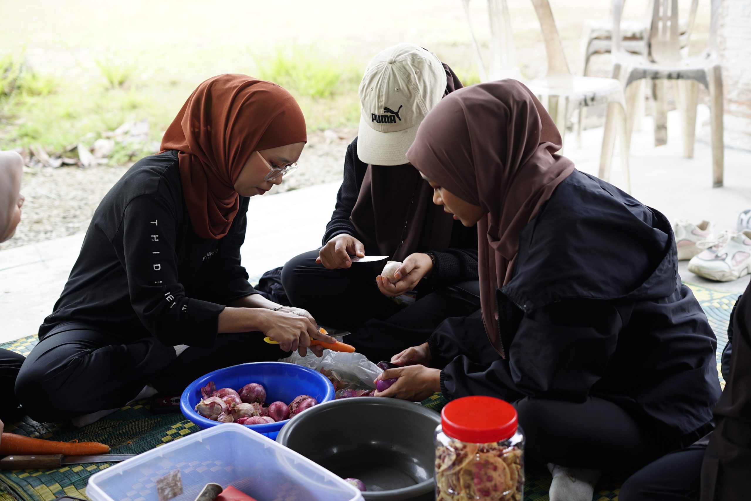 Aktiviti merewang bersama komuniti Kampung Lonek