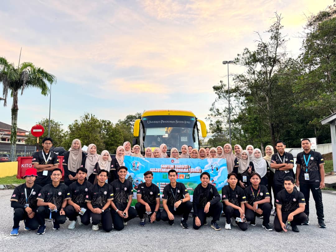Seluruh peserta Santun Varsiti : Kelestarian Bersama berkumpul sebelum bertolak ke Kampung Orang Asli Ulu Batu, Selangor