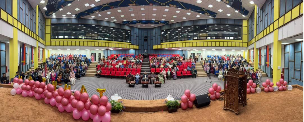 Sesi fotografi Timbalan Dekan HEPA bersama tetamu jemputan, pelajar dan ibu bapa pelajar