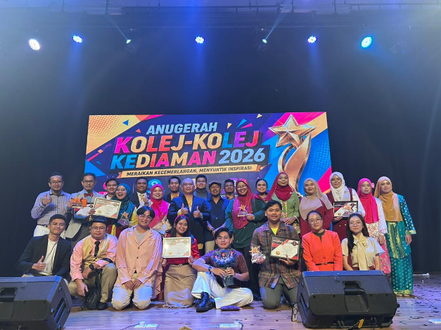 Pengetua UKLK bersama barisan MMKLK, pentadbir dan felo yang turut hadir bagi memeriahkan AKK 2026.
