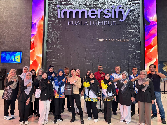 Delegasi Institut Peradaban Melayu UPSI diketuai Puan Maziah Zee menyampaikan cenderahati kepada En. Zamharira Pegawai Jualan & Pemasaran.