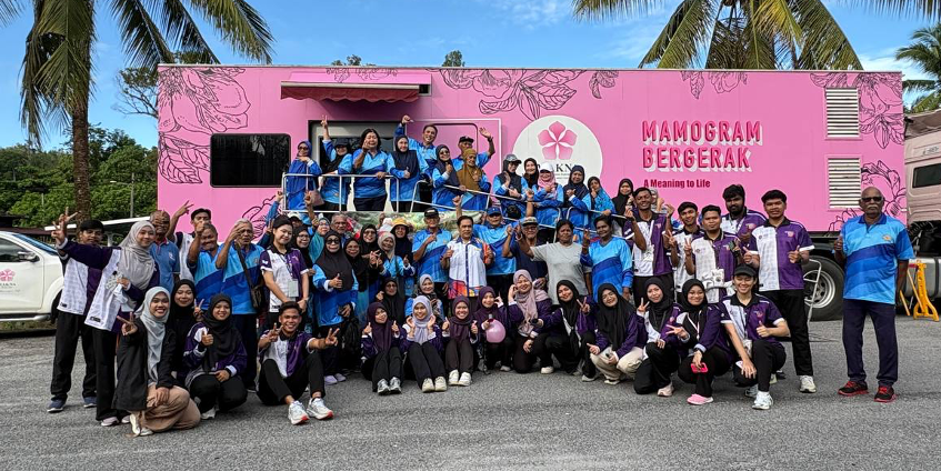 Gambar ahli jawatankuasa program bersama warga emas.