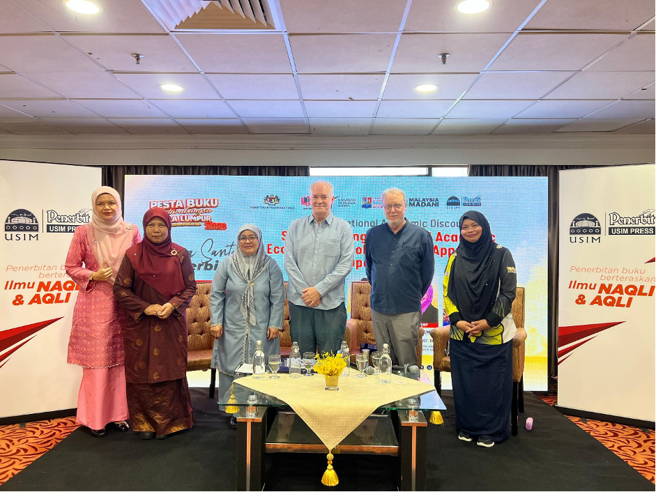 Dari kanan Prof Madya Dr Nordiana Hamzah, Peter Schoppert, Michael Duckworth, Dr. Malia Taibi, Hariza Mohd Yusof dan Dr. Ruziah Ali