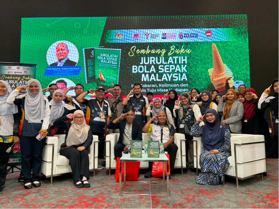 Ahli panel bergambar bersama staf Penerbit UPSI